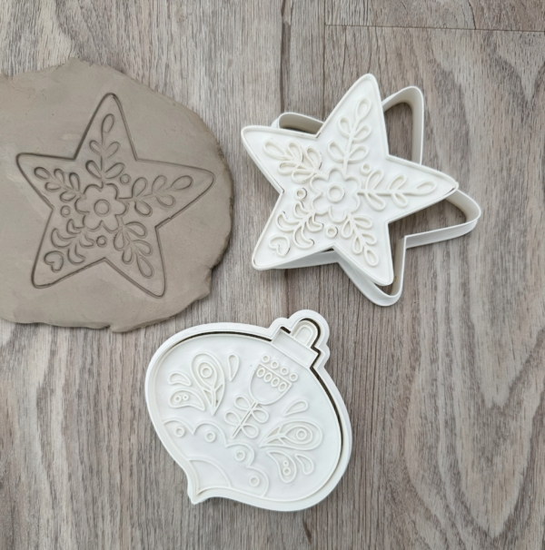 Vykrajovátko - Vianočná guľa a hviezdička s ornamentom