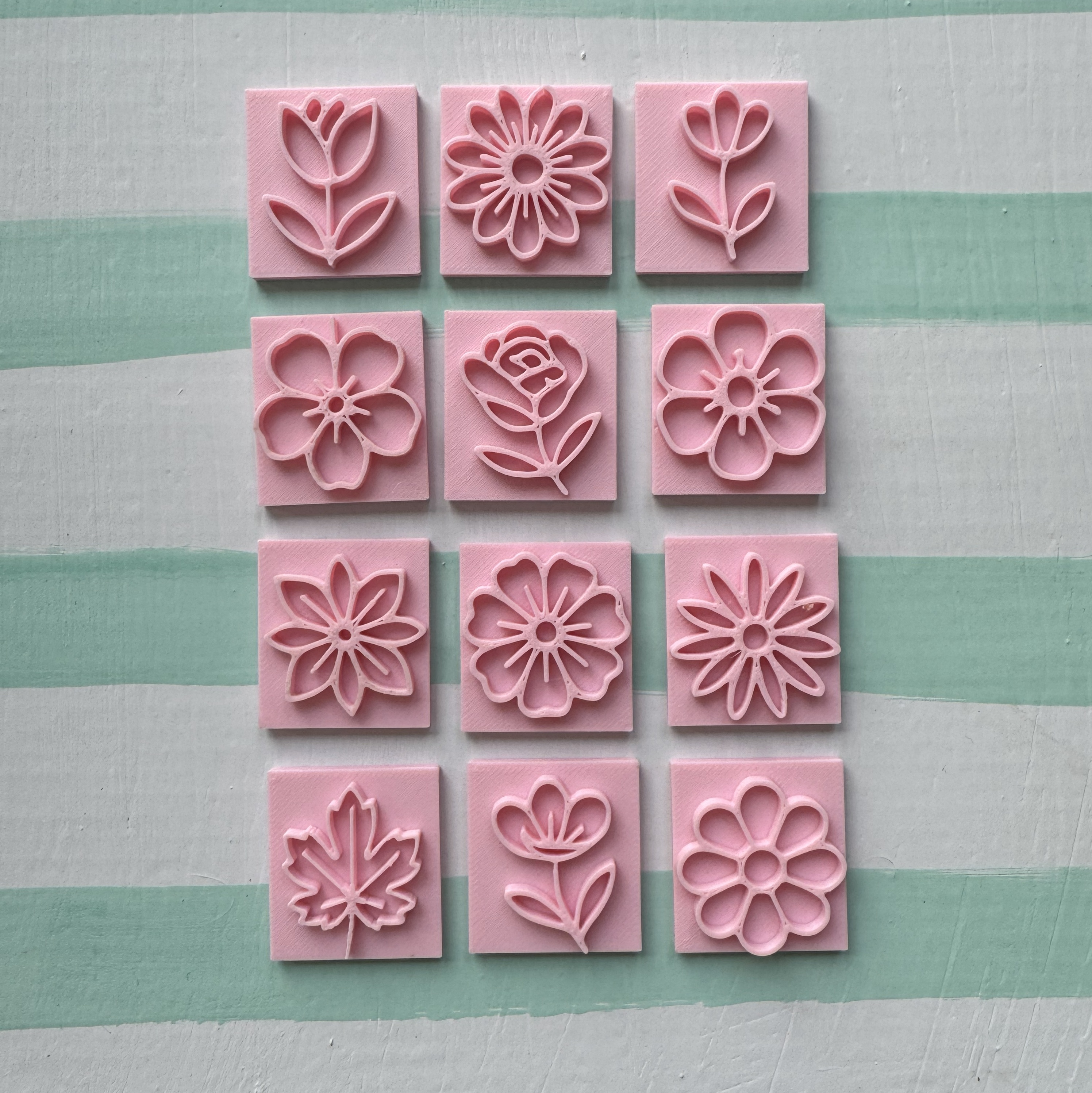 Sada 12 pečiatok s kvietkami