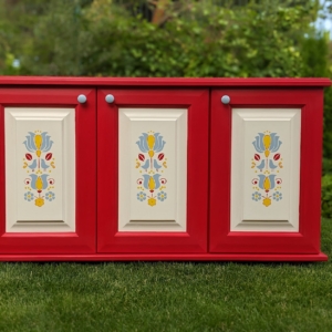 Červená folklórna komoda