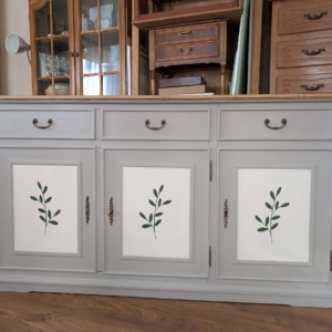 Komoda s vetvičkami