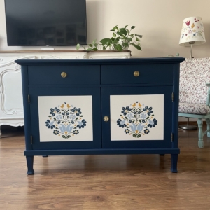 Modrá folklórna komoda