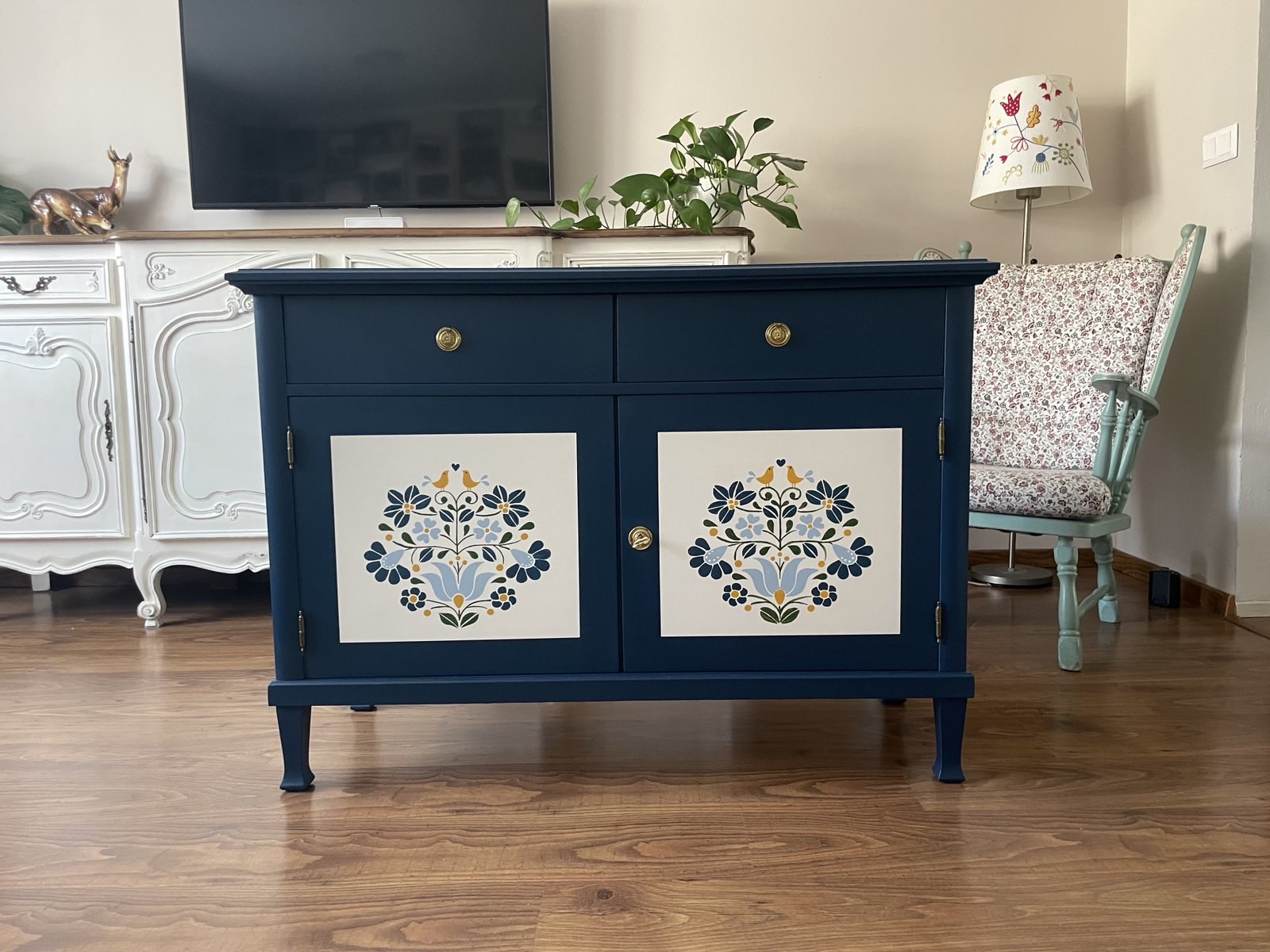 Modrá folklórna komoda