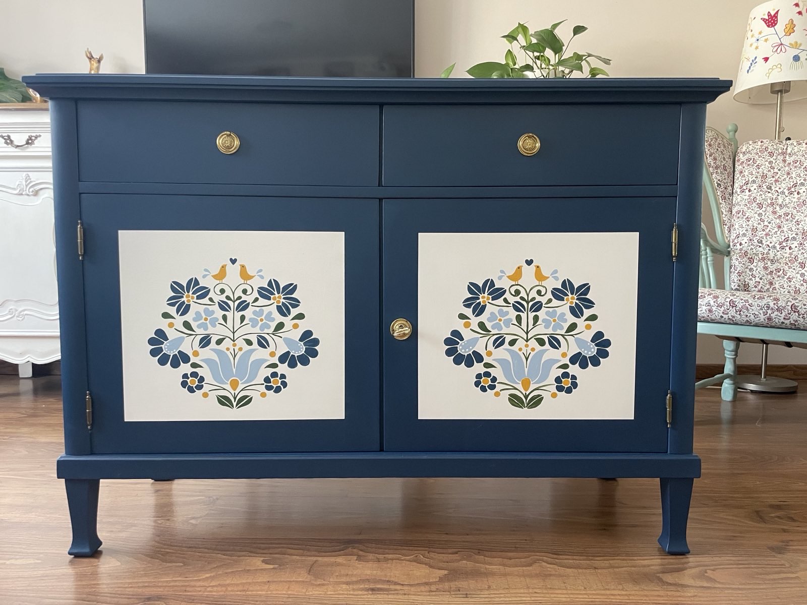 Modrá folklórna komoda – Obrázok 2